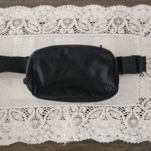 Lululemon crossbody fanny bag black